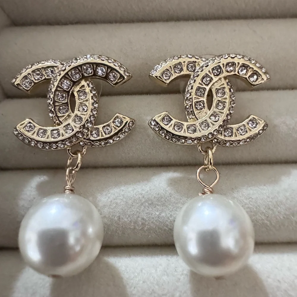 ✨ CHANEL Gold CC Logo Pearl & Crystal Statement Earrings✨ - Picture 4 of 9